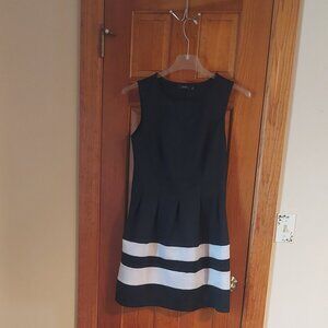 Apt. 9 Dress Womens size Medium Fit Flare Black White Dress w/ POCKETS.